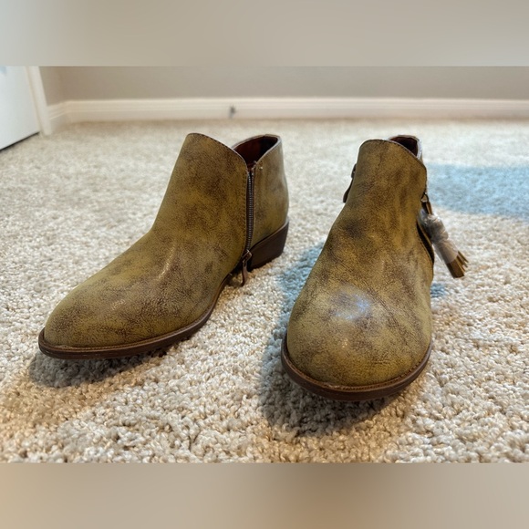 Journee Collection Western Ankle Booties - Picture 11 of 12
